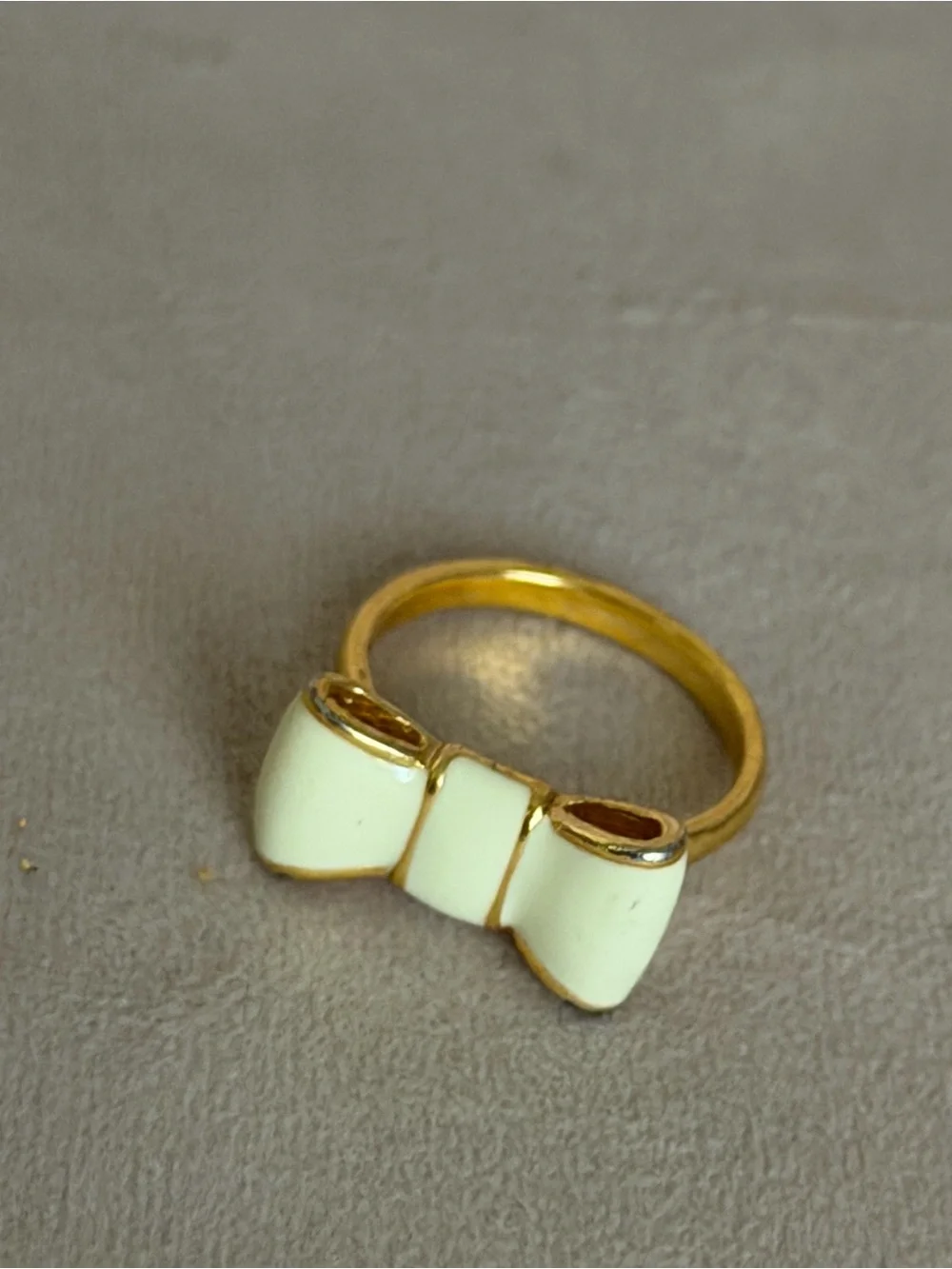 Kate Spade New York “Take a Bow” Enamel Ring in Cream/Ivory